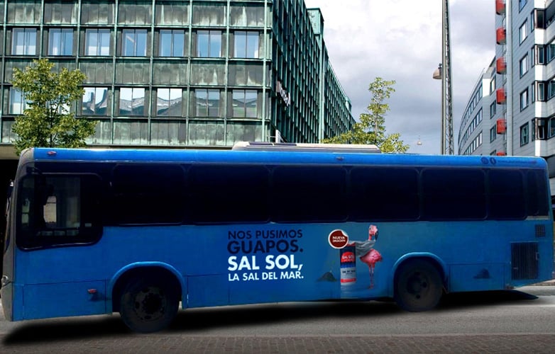 Camión con anuncios para Sal Sol